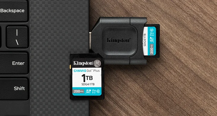 Un lettore MLP con una scheda SD collegata a un laptop mostrato accanto a una scheda SD Canvas Go da 1TB.