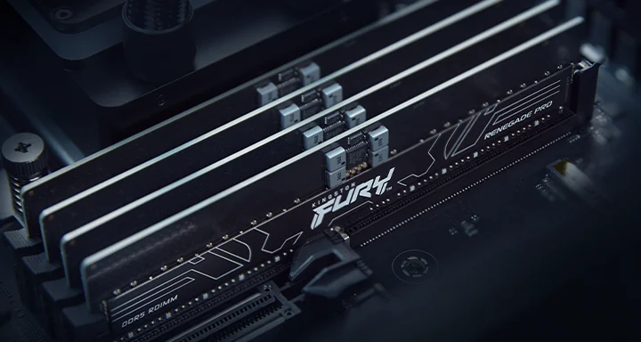 4 Kingston FURY Renegade Pro DDR5 RDIMM-Module, installiert auf einem Motherboard