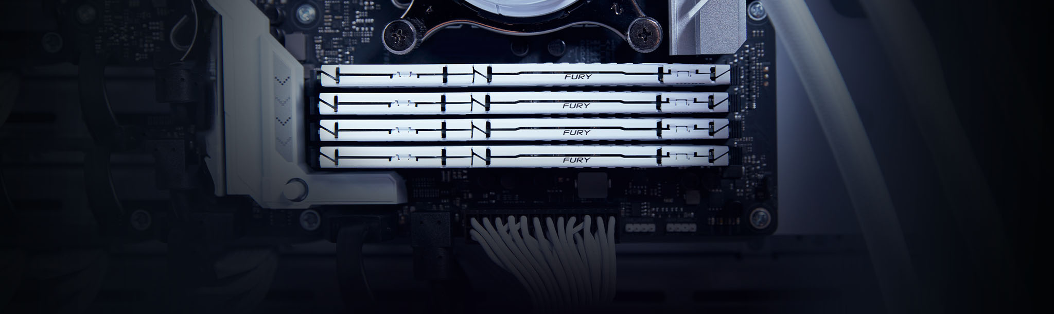 Kingston FURY Beast DDR5 的小型白色散热器可高效散热，不占用宝贵的空间