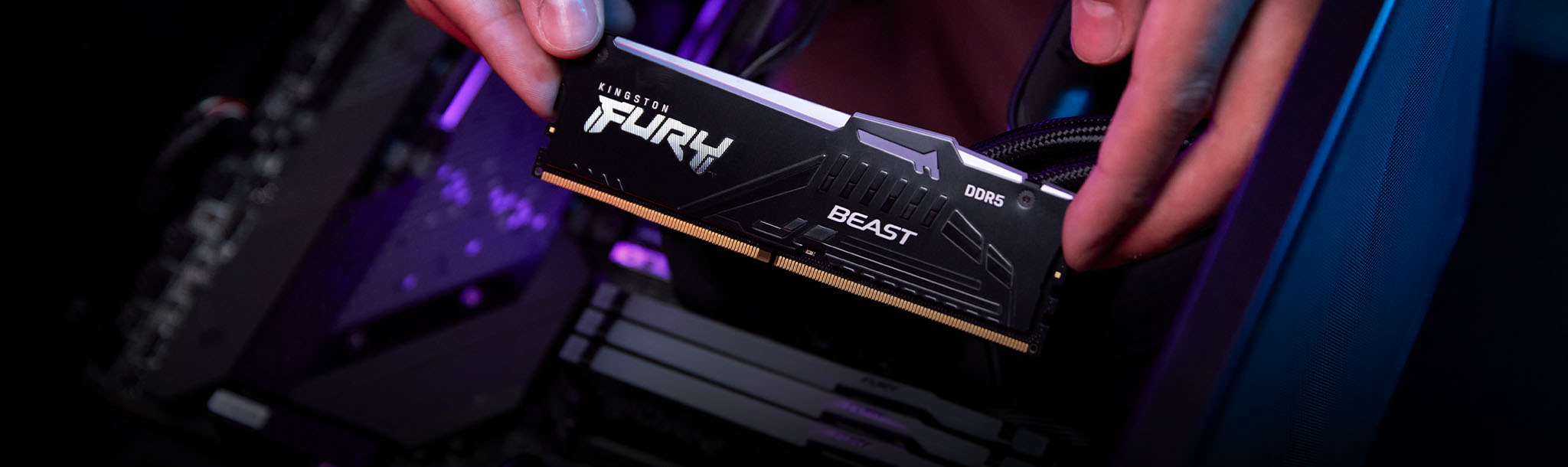 Modul memori Kingston FURY Beast DDR5 RGB pada motherboard