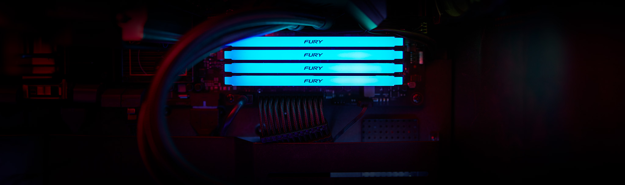 PC ケースの中でシアンと黒のグラデーションに輝く 4 つの Kingston FURY Beast DDR4 RGB モジュール。