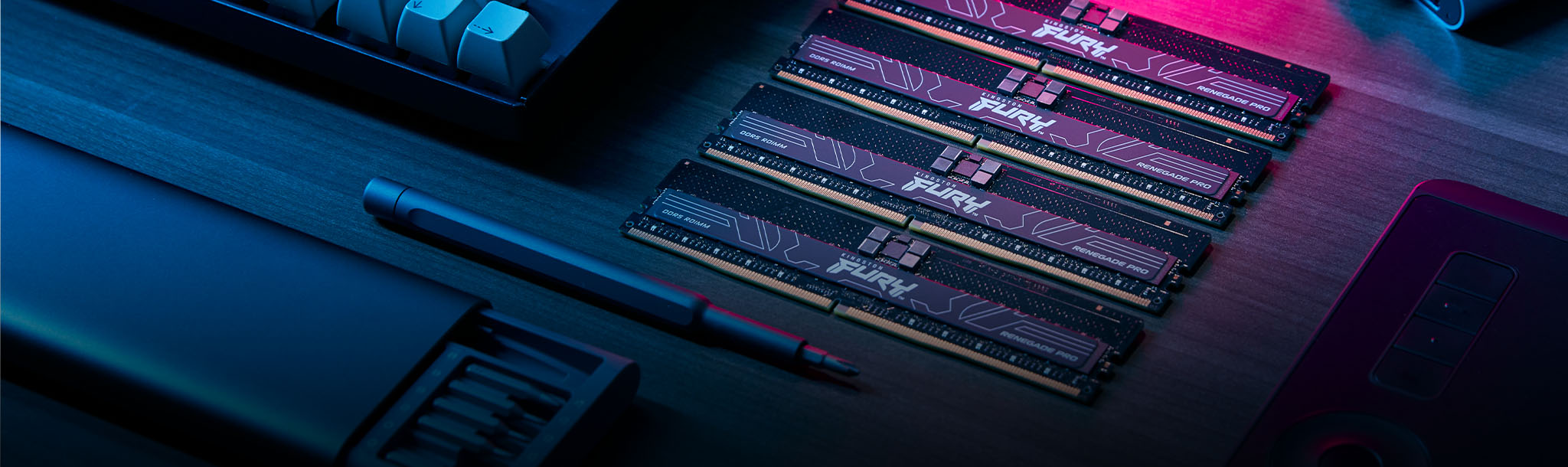 Hình mô tả thanh RAM Kingston FURY Renegade Pro DDR5 RDIMM trong bo mạch chủ, với logo được chứng nhận Intel XMP.