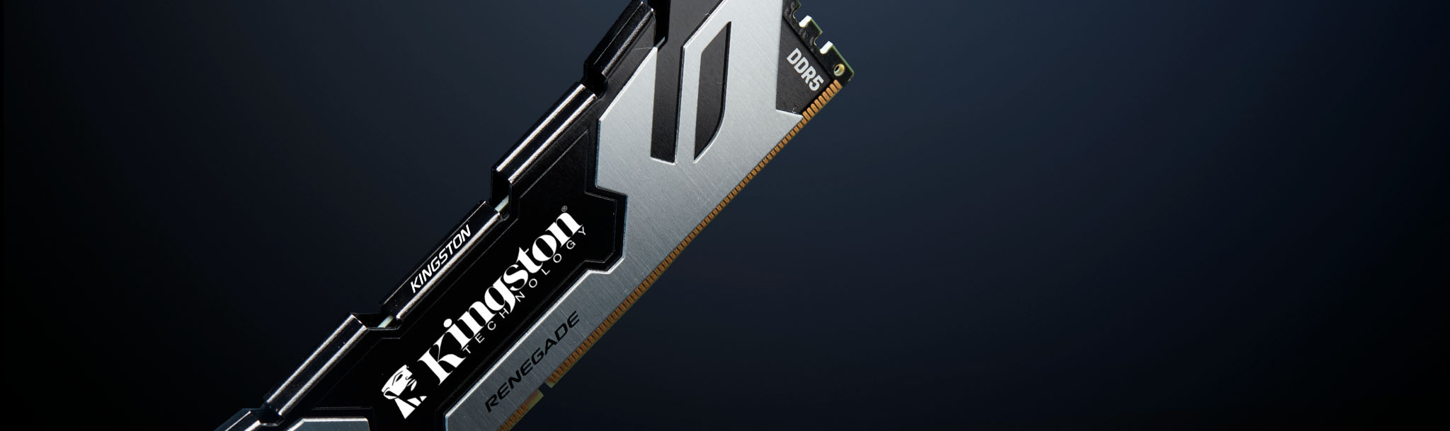 Beyaz donanıma sahip bir anakartın içine monte edilmiş dört Kingston Renegade DDR5 bellek modülü