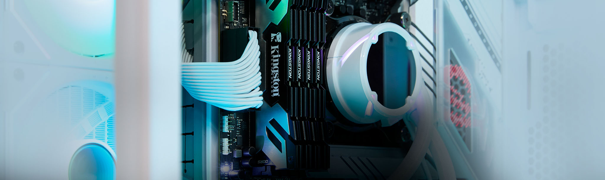 Kingston Renegade DDR5 bellek modülü, siyah bir arka plana karşı stilize açılı görünüm