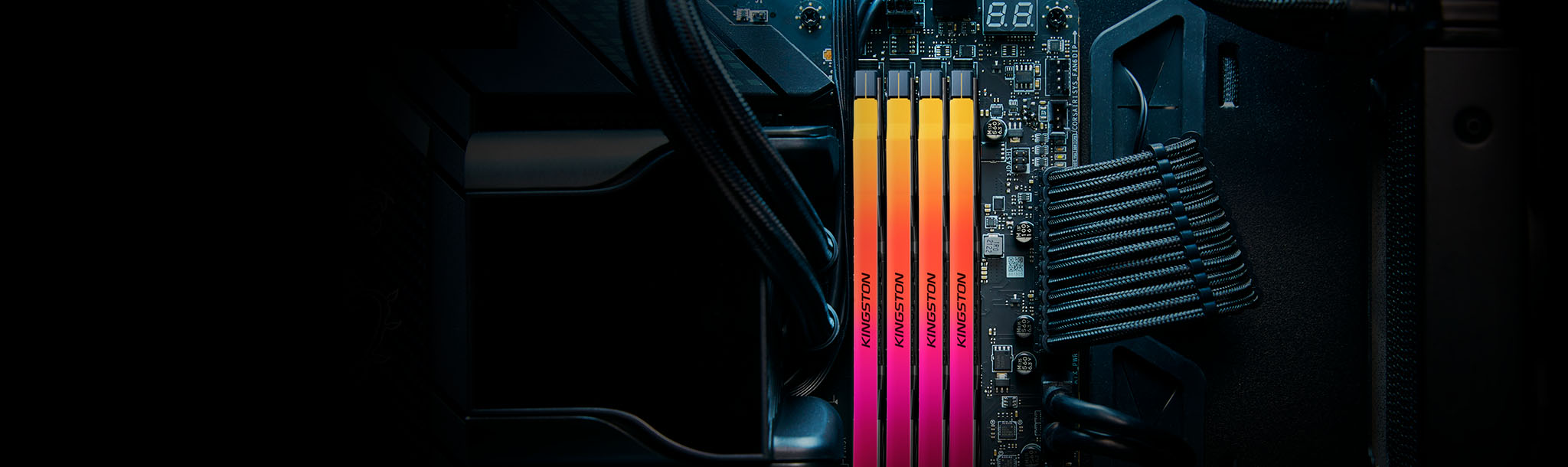 Anakartın içine monte edilmiş dört Kingston Renegade DDR5 RGB bellek modülü turuncu ve pembe renkte parlıyor