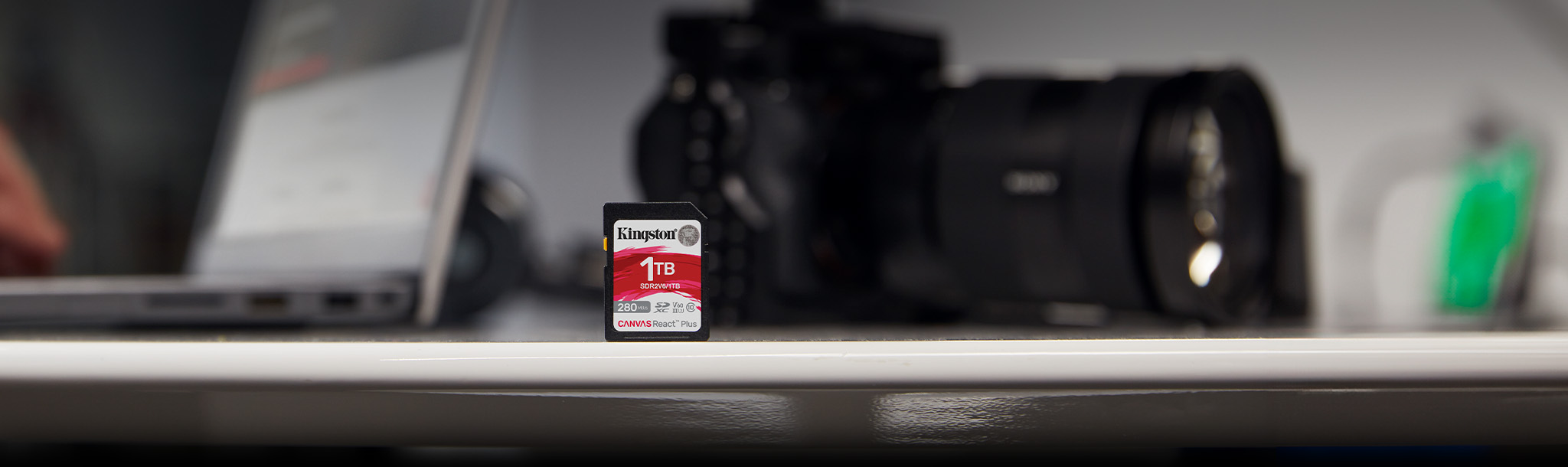 Karta Canvas React SD V60 obok aparatu fotograficznego
