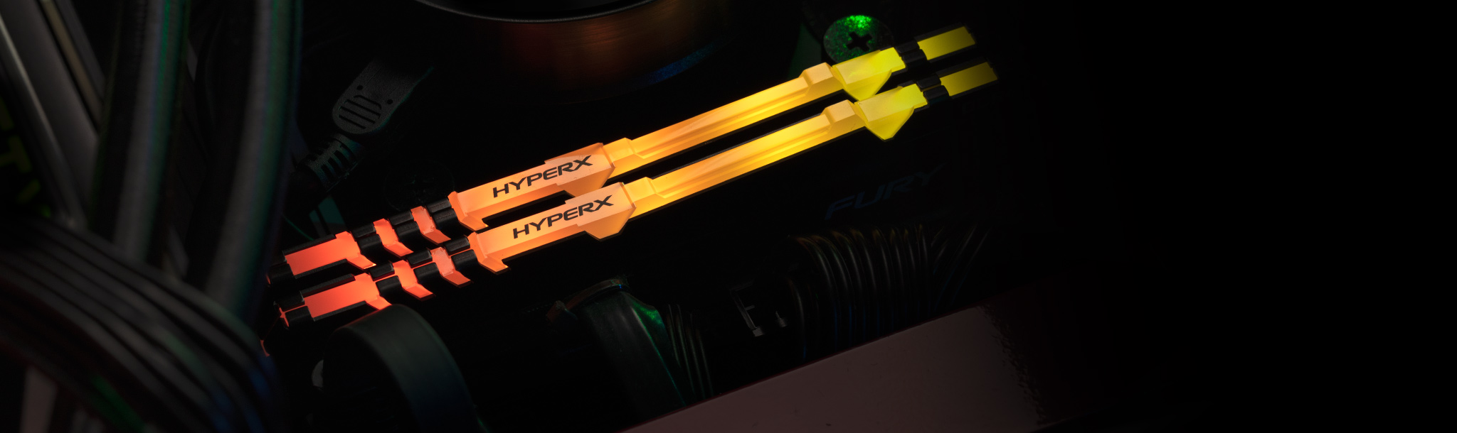 HyperX RGB 메모리가 내부 장착된 데스크톱 게임용 PC.