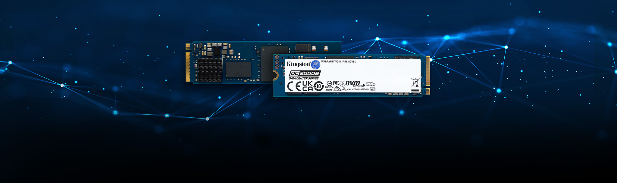 Una unidad SSD M.2 DC2000B sobre un fondo de color azul.