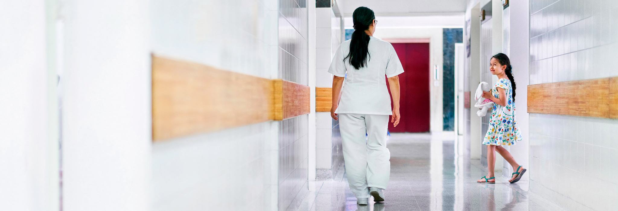 Медсестра та пацієнт у коридорі закладу охорони здоров’я