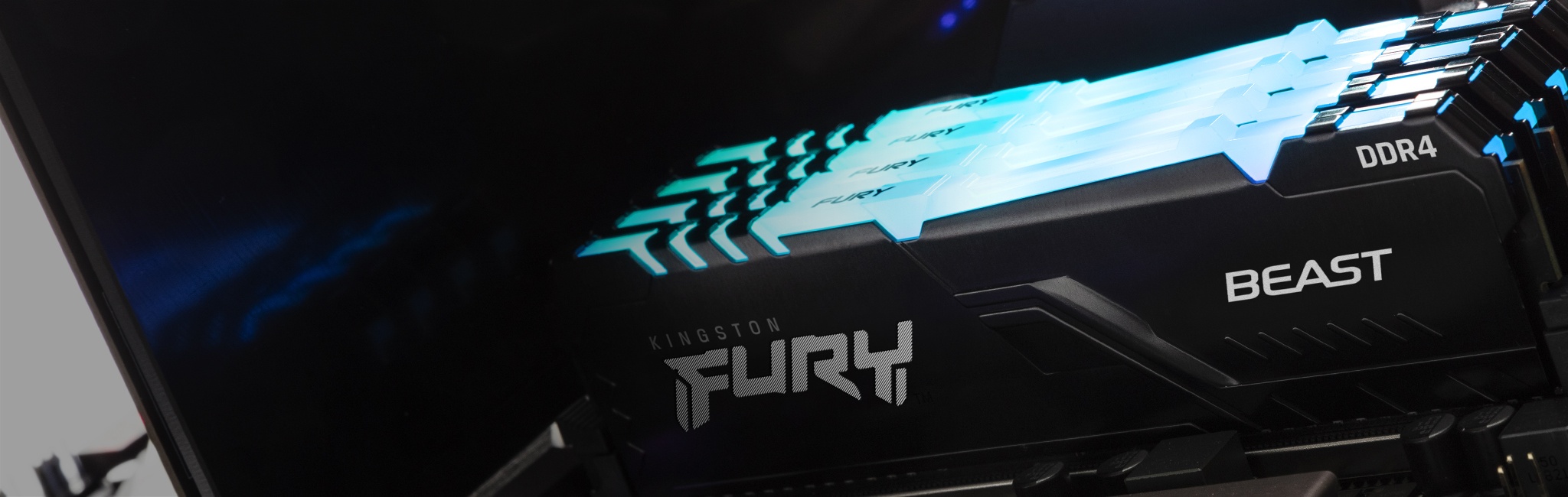 Mémoire FURY Beast RGB de Kingston installée dans un PC avec une lueur bleue sur le module.