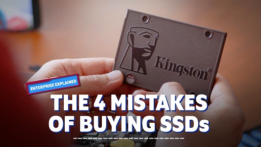 มือข้างหนึ่งถือ SSD A400 สำหรับไคลเอนท์ ขนาด 2.5 นิ้ว จาก Kingston และมีข้อความ "4 ข้อผิดพลาดในการซื้อ SSD” ปรากฏอยู่