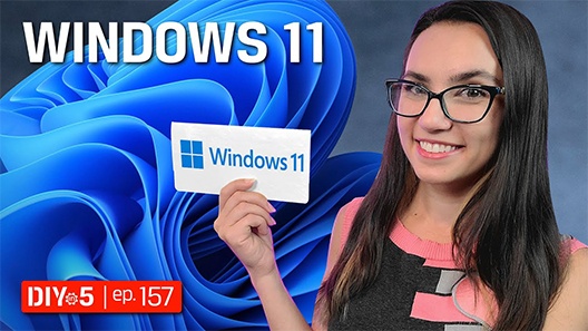 Trisha hält ein Windows-11-Schild
