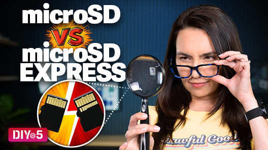 Trisha osserva le schede microSD e microSD Express attraverso una lente d'ingrandimento