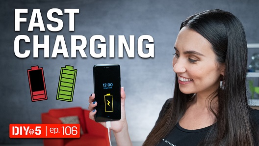 Trisha tenant un téléphone portable en rechargement avec des indicateurs de batterie haute et basse