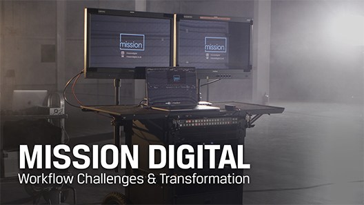 片场实拍：Mission Digital 的 DIT 工作台，配备有两台显示器和一台笔记本电脑，置于移动工作站上