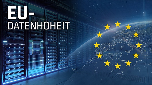 Die EU-Flagge leuchtet über einem vom Weltraum aus gesehenen Globus mit Europa, die in einen Servergang eines Rechenzentrums überblendet
