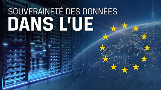 Le drapeau de l’UE flotte au-dessus d’un globe représentant l’Europe vu de l’espace, puis s’estompe dans l’allée d’un serveur de datacenter
