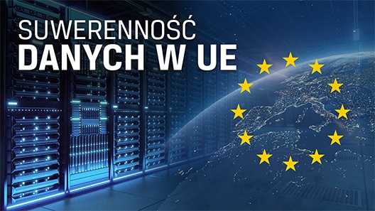 Gwiazdy flagi UE nad globem Europy widzianym z kosmosu, przechodzącym w widok alejki serwerowej w centrum danych