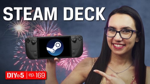 Trisha đang cầm một thiết bị Steam Deck