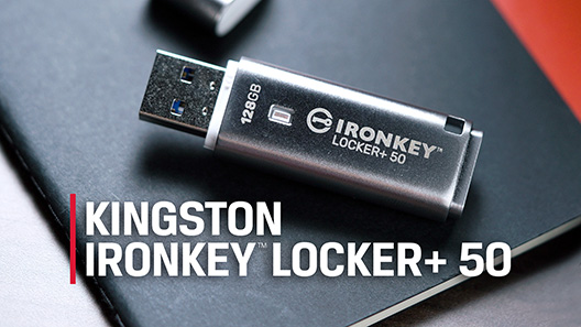 Une clé IronKey Locker+ 50 posée sur un bureau avec un ordinateur portable