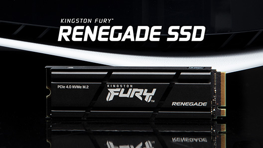 SSD Kingston FURY Renegade dengan pembuang panas diletakkan di atas permukaan memantul berwarna hitam di depan PS5.