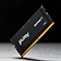 Un modulo di memoria Kingston FURY Impact DDR5 SODIMM in verticale sull'angolo di una superficie grigia con un profilo nero