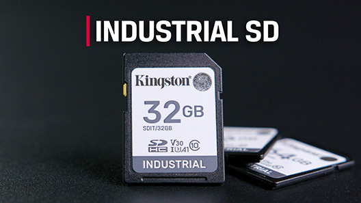 Une carte SD industrielle Kingston d’une capacité de 64 Go posée sur une surface dure.