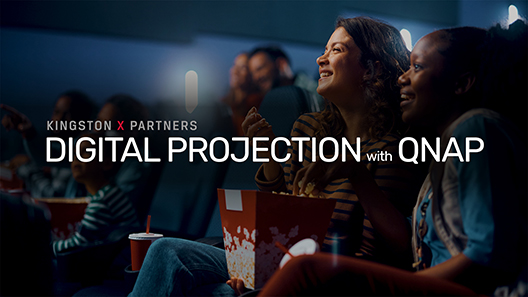 Osoby siedzące w kinie z tekstem „Kingston X Partners, Digital Projection with QNAP”