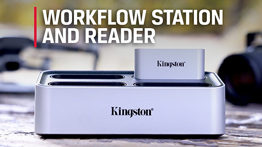 Workflow Station และรีดเดอร์สามชิ้นวางอยู่บนโต๊ะ ถัดจากเครื่องอัดเสียงพกพา โน้ตบุ๊ก และกล้อง DSLR