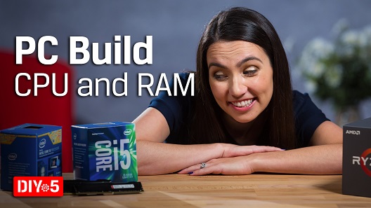 Trisha gülümseyerek bir kutudaki bir Intel Core i5 işlemciye ve RAM modülüne bakıyor