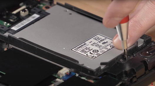 So installieren Sie eine 2,5”-SATA-SSD in einem Laptop