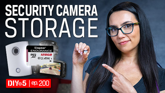 さまざまな種類の監視カメラの横にある microSD カードを指差す Trisha。