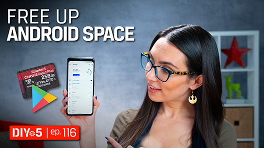 Trisha sosteniendo un teléfono móvil, y mirando al icono de Google Play y a una tarjeta microSD