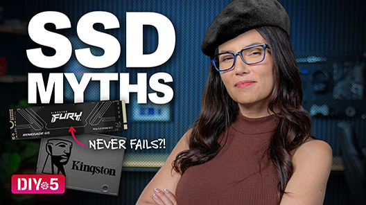 Trisha usando uma boina com um SSD SATA e NVMe e o texto "Mitos sobre SSD"