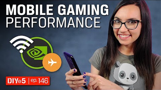 Trisha sosteniendo un teléfono con los íconos de Nvidia, Wi-Fi y modo avión