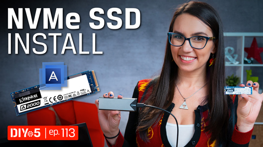 Trisha, bir harici M.2 kasa ve bir M.2 SSD tutuyor