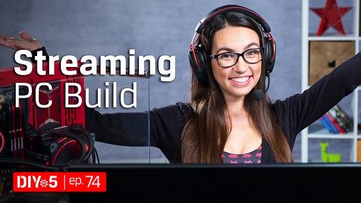 Trisha smiling while wearing a headset next to her PC	Trisha lächelt, während sie ein Headset neben ihrem PC trägt