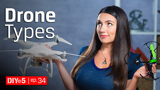 Trisha 拿着一架高端摄影无人机和一架玩具无人机。