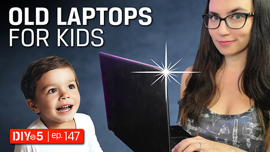 Trisha 가 반짝이는 노트북을 들고 있고, 웃고 있는 아이가 그 모습을 지켜보고 있습니다. 텍스트: 자녀용의 오래된 노트북; DIY in 5 ep 147