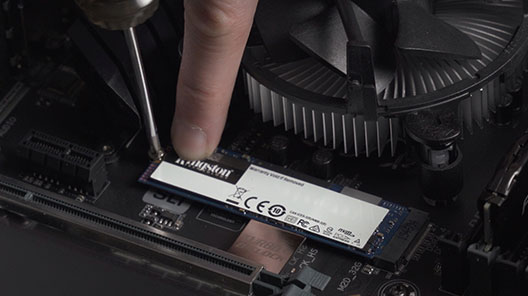 ภาพ M.2 SSD ระยะใกล้ขณะกำลังติดตั้งใน PC เดสก์ทอป