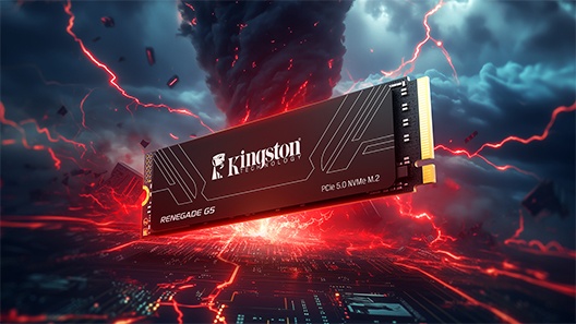 Solda PS5'in önünde FURY Renegade ısı alıcılı SSD ve sağda bir oyun bilgisayarı anakartı üzerinde FURY Renegade G5 SSD'nin bir parçası