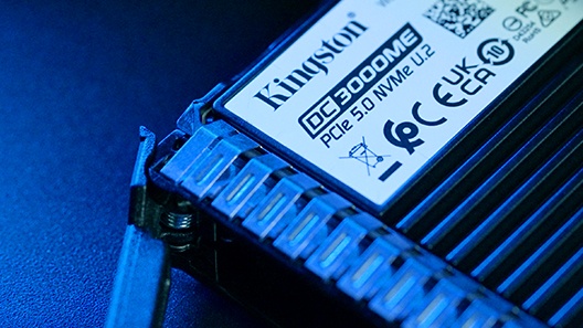 Kingston DC SSD'yi bir sunucu rafına yerleştiren bir elin yakın çekimi