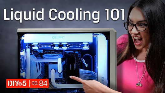 Trisha apontando para um sistema de resfriamento em um PC