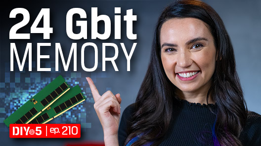 Trisha señalando el texto «24 Gbit Memory» (memoria de 24GB)