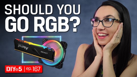 Триша смотрит на периферийные устройства с RGB-подсветкой