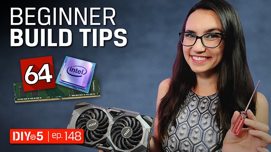 Trisha segurando um ventilador e uma chave de fenda próximos a um módulo de memória, o logotipo AIDA64 e uma CPU Intel