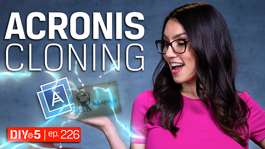 Trisha, Kingston SSD'yi ve Acronis logosunu elinde tutuyor ve bunlardan elektrik kıvılcımları çıkıyor