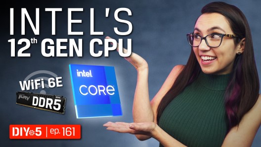 Trisha sostiene un logotipo de Intel CORE